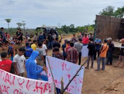 Jalan perkebunan di blokir oleh masyarakat desa muaro ketaloo,,ada apaa??