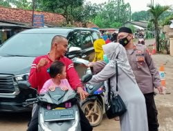 Sebanyak 500 Masker Di Bagikan kepada Warga Yang Melintas Sambil Ngabuburit Depan Kantor Polsek Compreng