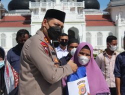 Kapolda Aceh Bagikan Sembako kepada Petugas Masjid Raya Baiturrahman