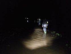 Pasca Hujan Deras Personel Polsek Momunu Laksanakan Patroli, Bantu Evakuasi Warga Terdampak Banjir Tiloan