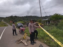 PATAKA (Patroli Rawan Laka) Petugas Pasang Garis Polisi di Ruas Jalan Yang Amblas