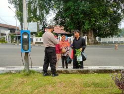 Personil Polres Subang melaksanakan Kegiatan Rutin Patroli himbauan prokes dengan memberikan himbauan Penerapan prokes 