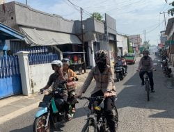 Kapolres Subang Pimpin Giat Patroli Sepeda Sambil Sapa Warga dan Bagikan Masker Gratis