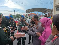 Ucapkan Selamat di Hari Bhayangkara, TNI Bawa Kue Ulang Tahun ke Mapolres Lhokseumawe