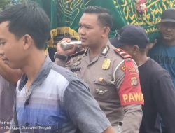 Aksi Simpatik Kanit Gakkum Satlantas Polres Banggai Pikul Keranda Jenazah Korban Kecelakaan Terlindas Truk di Batui Selatan