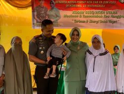 Peduli terhadap Anak Penderita Stunting, Dandim 0103/Aut bersama Ketua Persit KCK Cab XX berikan Santunan