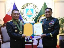 Panglima Angkatan Darat Filipina Anugerahi Kasad Tanda Kehormatan “Combat Kagitingan Badge” level tertinggi