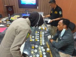 Satuan Narkoba Polres Bulukumba Lakukan Tes Urine Di Kantor Unit Penyelenggara Pelabuhan Kelas II Bulukumba