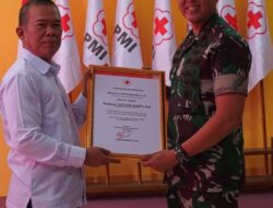 Danrem 061/Sk Brigjen TNI Rudy Saladin MA terima Piagam Penghargaan Kemanusiaan dari PMI Kota Bogor.