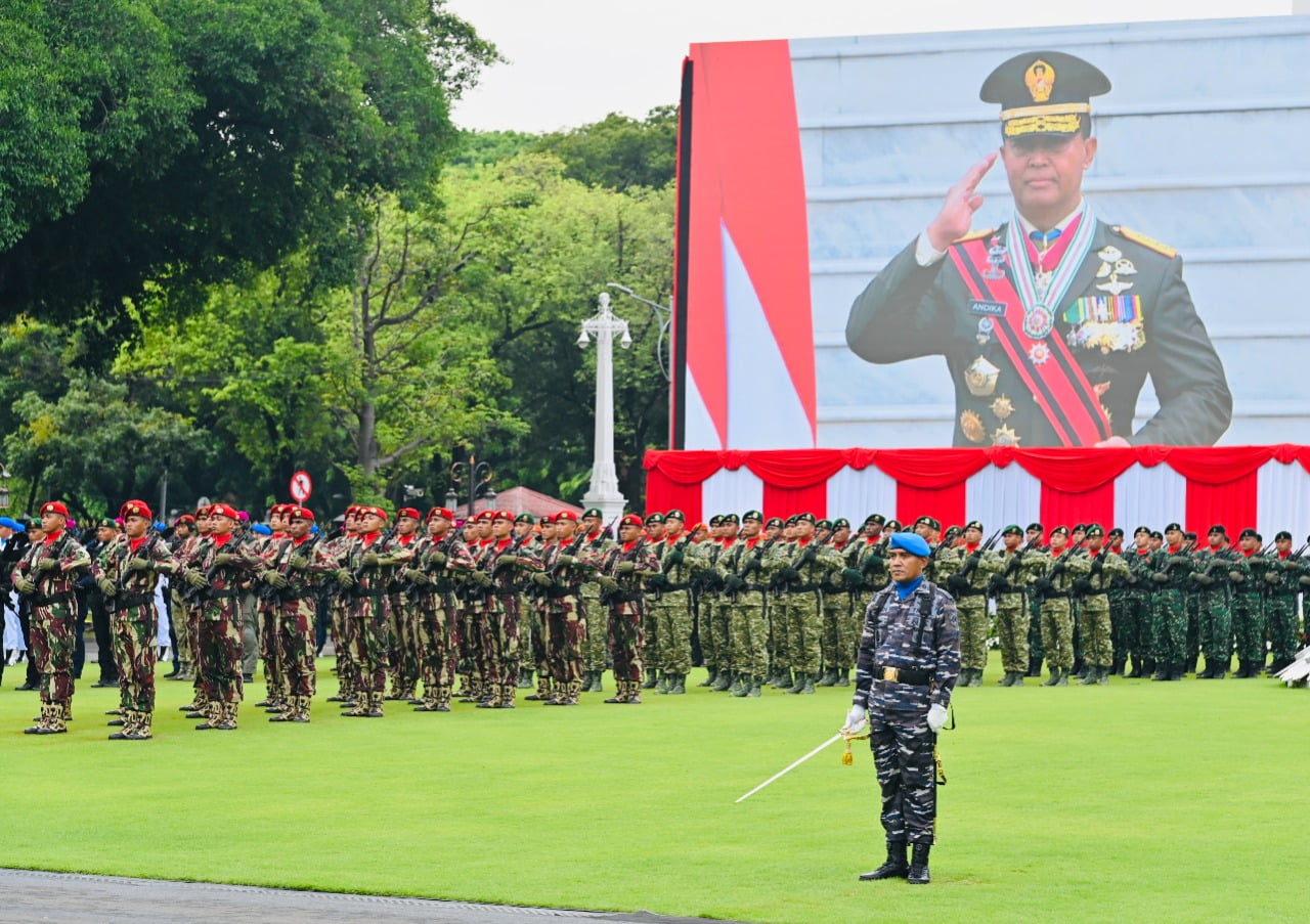 Presiden Jokowi Pimpin Upacara Peringatan ke-77 Hari TNI