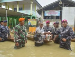 TNI AL, Satgas Banjir Gabungan Pangkalan TNI AL Lhokseumawe dan Kopasgat TNI AU Kipan B Yonko 469 Bantu Korban Banjir Terisolir Aceh Utara