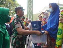 Danrem 061/Sk Brigjen TNI Rudy Saladin, MA beserta Ibu Ketua Persit KCK Koorcab Rem 061 Beri Bantuan Sembako kepada Pengungsi Bencana Tanah Longsor di Kota Bogor