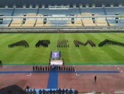 TNI – Polri Bentuk Tulisan AREMA Saat Doakan Tragedi Kanjuruhan di GBLA Bandung