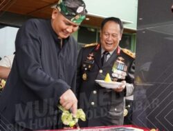 Kapolda Jabar Beri Surprise Kue Ulang Tahun Dan Tumpeng Kepada Pangdam III/Siliwangi di HUT TNI Ke 77