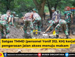 Satgas TMMD (personel Yonif 312. KH) kerjakan pengerasan jalan akses menuju makam