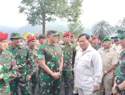 Danrem 061/Sk Mendampingi Menteri Pertahanan RI Meninjau Posko Pengungsi di Kab. Cianjur