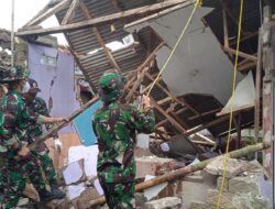 Pasukan Yonif 315/Garuda Terlibat Langsung Membantu Masyarakat Korban Bencana Alam Gempa Bumi Cianjur.