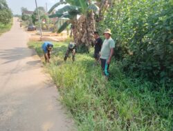 Peduli Lingkungan Babinsa Bersama Warga Gotong Royong Bersihkan Ruas Jalan