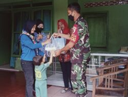 Anggota Koramil Sananwetan Dampingi Pendistribusian Bantuan Kepada Balita Stunting, Ibu Hamil KEK dan Balita Berisiko Stunting di Wilayah Binaan