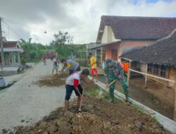 Kompak, Babinsa Koramil Kademangan, Bhabinkamtibmas Dan Warga Masyarakat Gelar Gotong Royong Bersama