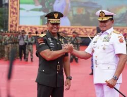 Jenderal TNI Andika Perkasa menyerahkan Panji – Panji ( Tri Dharma Eka Karma ) TNI kepada Panglima TNI Laksamana TNI Yudo Margono