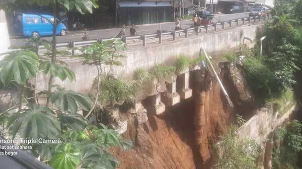 Tanah Longsor Di Kabupaten Bogor Berimbas Jalan Terancam Amblas 169