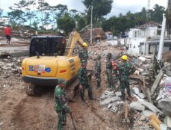 Puluhan Prajurit TNI Kodim 0621/Kab.Bogor Bantu Perbaikan Rumah Warga Pasca Gempa Bumi di Cianjur