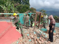 Anggota Kodim 0621/Kab.Bogor Laksanakan Pembongkaran dan Pembersihan Rumah Puing Puing Paska Gempa Cianjur