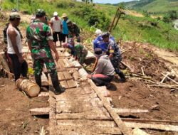 Kompak, Anggota Koramil Bakung Dan Warga Masyarakat Gelar Kegiatan Kerja Bakti Bersama