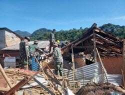 Anggota Kodim 0621/Kab Bogor Terus Bantu Warga Terdampak Gempa Cianjur Merenovasi Rumah