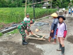 Wujud Kekompakan Dan Kebersamaan Dengan Warga, Babinsa Sanankulon Gelar Gotong Royong Bersama