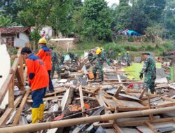 Kapten Inf Mustofa Pimpin Prajurit Kodim 0621/Kab Bogor Dalam Rangka Pembongkaran Bangunan Pasca Gempa Cianjur