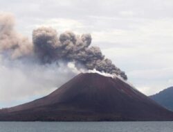 Gunung Anak Krakatau Kembali Erupsi Warga Diminta Tak Mendekat