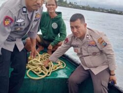 Personel Polresta Manado Evakuasi Penemuan Mayat di Pantai Batu Hitam Molas