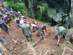 Sinergitas TNI Polri Buka Akses Jalan Tertutup Longsor di Lebakbarang