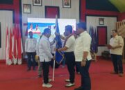 Ketua PWI Sulsel Didampingi Wabup Enrekang Menyerahkan Bendera Pataka PWI Kepada Ketua PWI Enrekang.