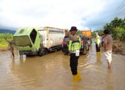 Aceh Selatan Banjir Di Jembatan Ie Mirah Desa Ladang Rimba, Polisi Gatur Jalan di Lokasi Banjir