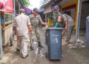 Sinergitas TNI/Polri Antisipasi terjadinya Bencana Alam dan Wabah Penyakit, Bersihkan Sampah di Pasar