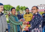 Pj. Walikota menyerahkan Bantuan Bibit Padi Sawah Gemas El-Nino