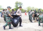 Polres Bulukumba Ikut Serta Aksi Bersih-bersih Di Pantai Merpati.