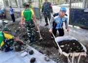 Kerja Bakti Polsek Cisurupan Bersama Warga Bersihkan Halaman Masjid Besar Cisurupan