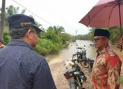 Pj Bupati Aceh Jaya Meninjau Banjir dan Berikan Bantuan