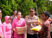 Polres Tebo Salurkan Bantuan kepada Korban Banjir di Desa Aur Cino Dan Teluk Kayu Putih