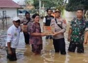 Kapolsek Tengah Ilir  Memberikan Bantuan Langsung Kepada Masyarakat Musibah Banjir 