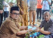 Baznas bersama Pemerintah Kota Padangsidimpuan memberikan bantuan kepada korban kebakaran