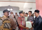 Pj. Bupati Aceh Jaya Serahkan Sertifikat Hak Atas Tanah Kepada Masyarakat Desa Alue Pande