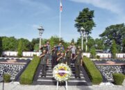 HUT Ke-73 Penerangan TNI AD, Kepenhumas Akmil Letkol INF Muhammad Jafar Pimpin Upacara Di Taman Makam Pahlawan Giro Darmo