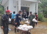 TNI Bersama Rakyat Bantu Distribusi Sembako Untuk Korban Banjir Di Desa Masiraan 