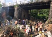 Saluran Sungai Cipeujeuh Dipenuhi Sampah Polsek Cilawu Polres Garut Bersama Unsur Terkait Gotong Royong Lakukan Kerja Bakti