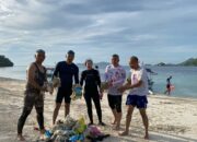 Jaga Ekositem Laut, Polda Lampung Bersih Bersih Pantai   Semangat bersih-bersih pantai terus dilakukan anggota Ditlantas, Bidpropam dan Ditpamobvit Polda Lampung yang dilaksanakan pada Minggu ( 21/1/2024) di pantai Mutun dan pantai Pulau Tangkil.   Kasubdit Kamsel AKBP Darmawan ST bersama anggotanya mengambil sampah sampah plastik bahkan ada beberapa botol yang berserakan di bibir pantai di kumpulkan  lalu dibakar.  “Kami menghimbau agar setiap wisatawan yang ke Pantai atau menyeberangi Pulau jangan membuang sampah sembarangan karena ini akan merusak ekosistem laut. Sampah sampah yang dibuang di pantai akan terbawa arus hingga ada yang terbawa ke dasar laut. Mari kita jaga keindahan wisata kita dengan menjaga kebersihannya,” ungkap Darmawan.  Sasarannya bersih bersih kali ini yakni dari Pantai Mutun, Pesawaran lalu berenang menyeberang sampai ke Pulau Tangkil dengan tujuan meningkatkan kunjungan wisatawan dan menjaga kebersihan area pantai.  Upaya membersihkan pantai menjadi salah satu misi menjaga bumi tetap bersih dan aman.